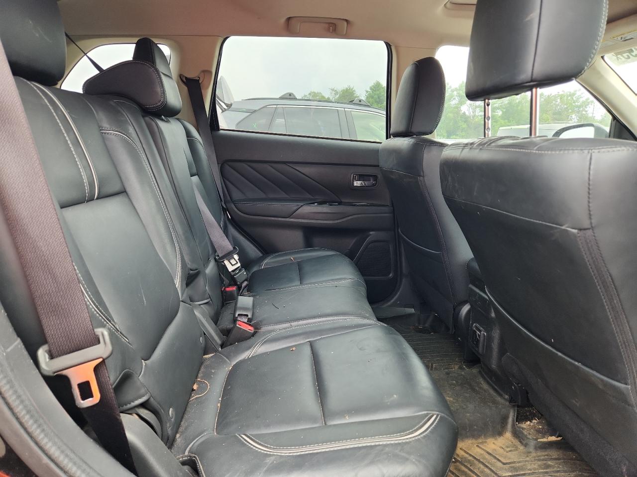 MITSUBISHI OUTLANDER SE