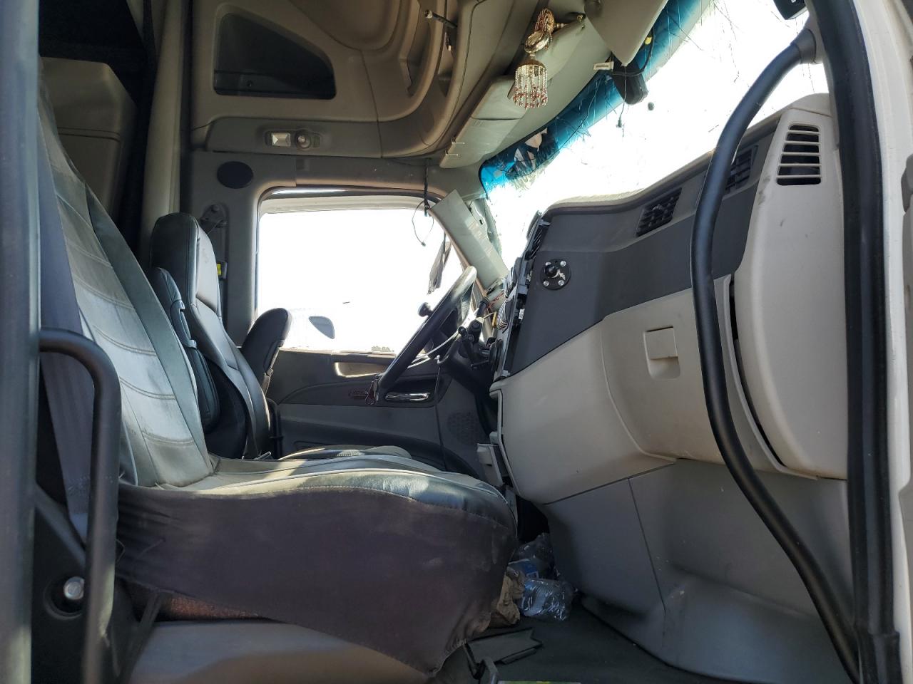 Lot #3282323290 2020 PETERBILT 579