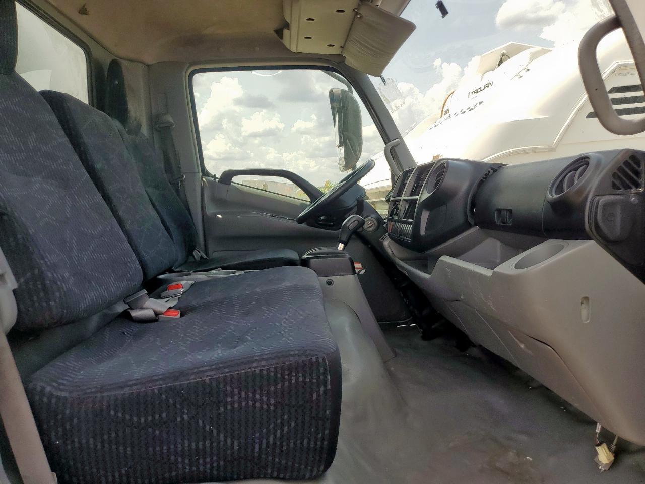 Lot #3216952372 2019 HINO 155