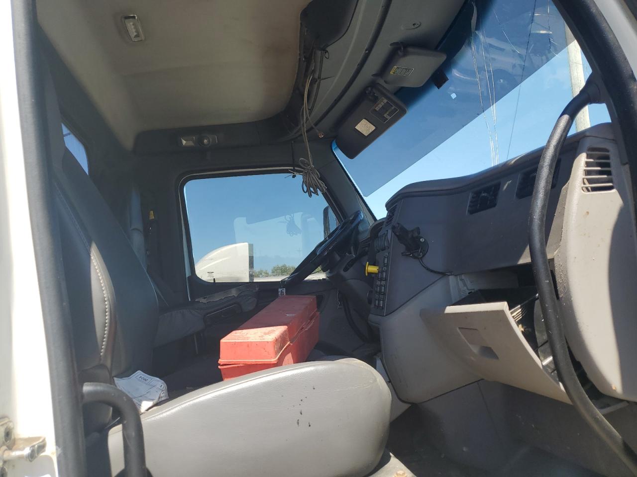 Lot #3237143976 2016 PETERBILT 567