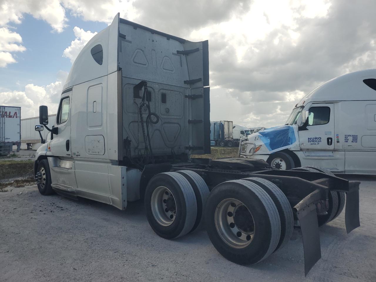 Lot #3214409871 2016 FREIGHTLINER CASCADIA 1