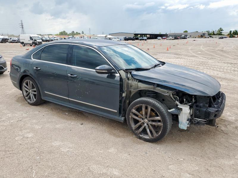 2017 VOLKSWAGEN PASSAT R-L 1VWDT7A33HC074790