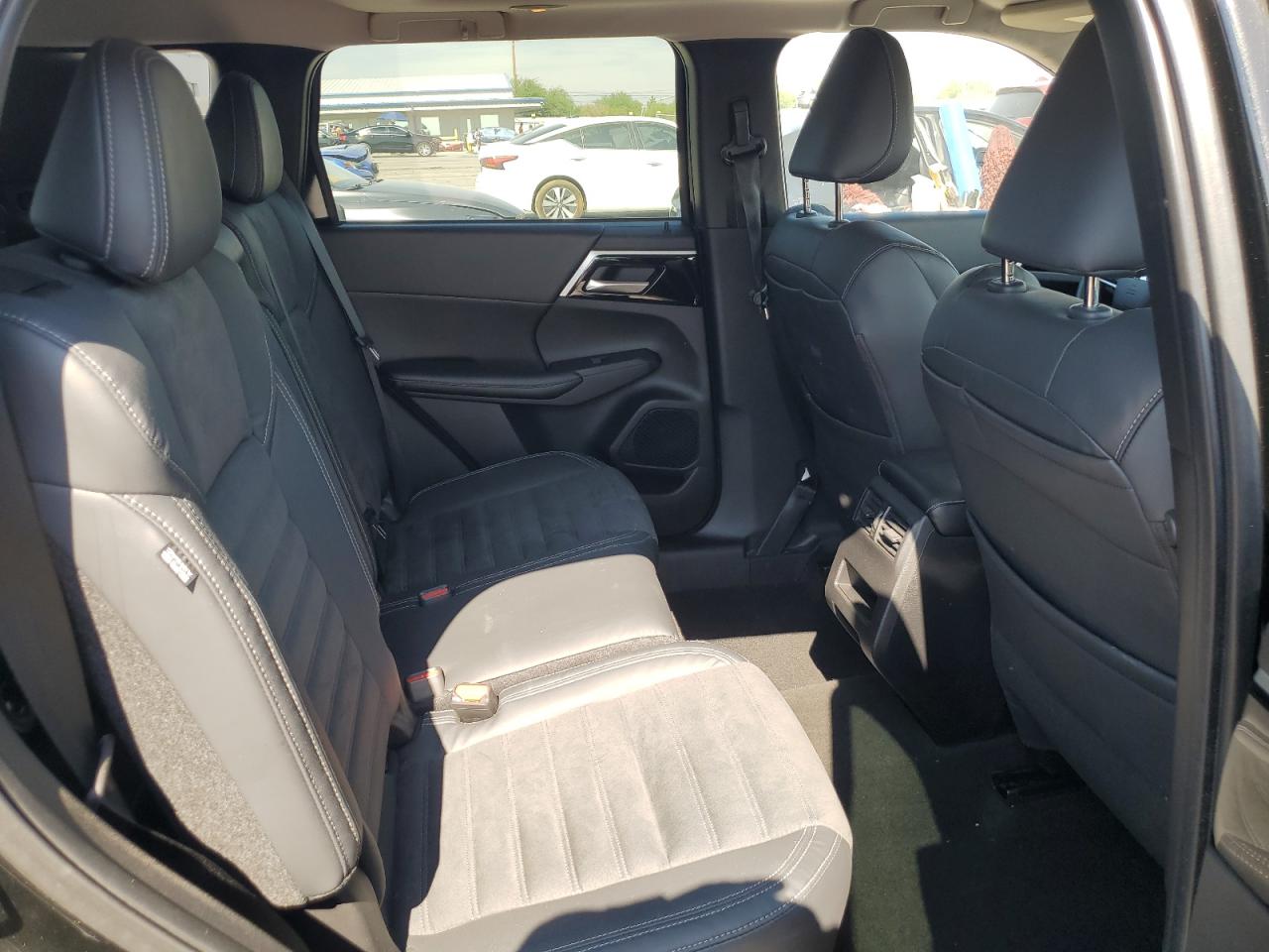 MITSUBISHI OUTLANDER SE