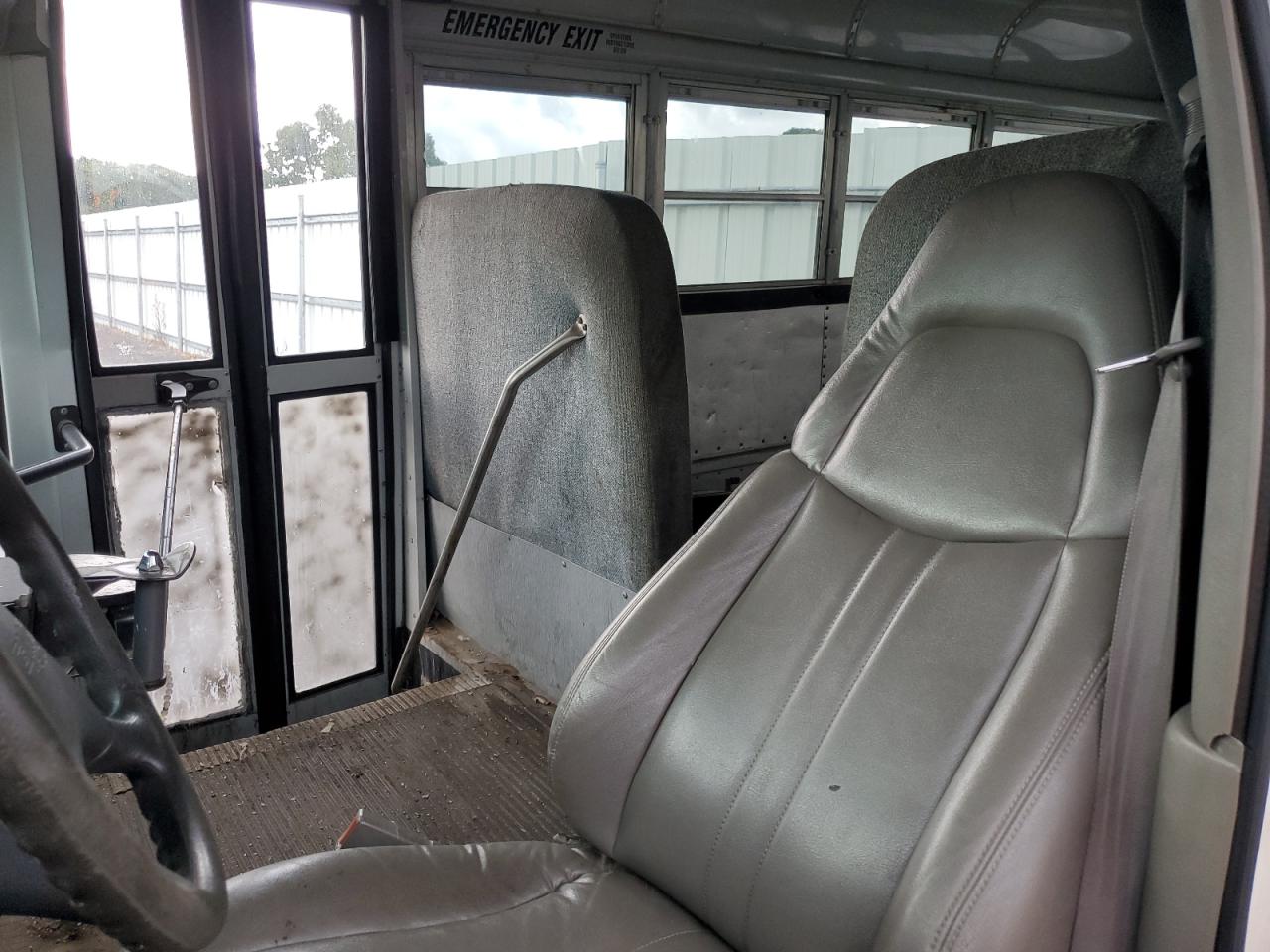 Lot #3291295468 2000 GMC SAVANA CUT