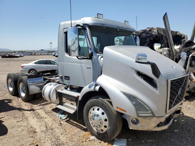 VOLVO VNR 2020 silver  diesel 4V4WC9EJXLN270209 photo #1