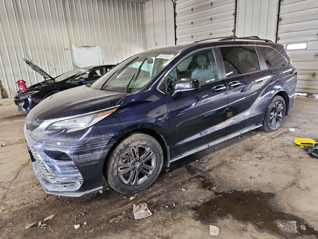 TOYOTA SIENNA XSE
