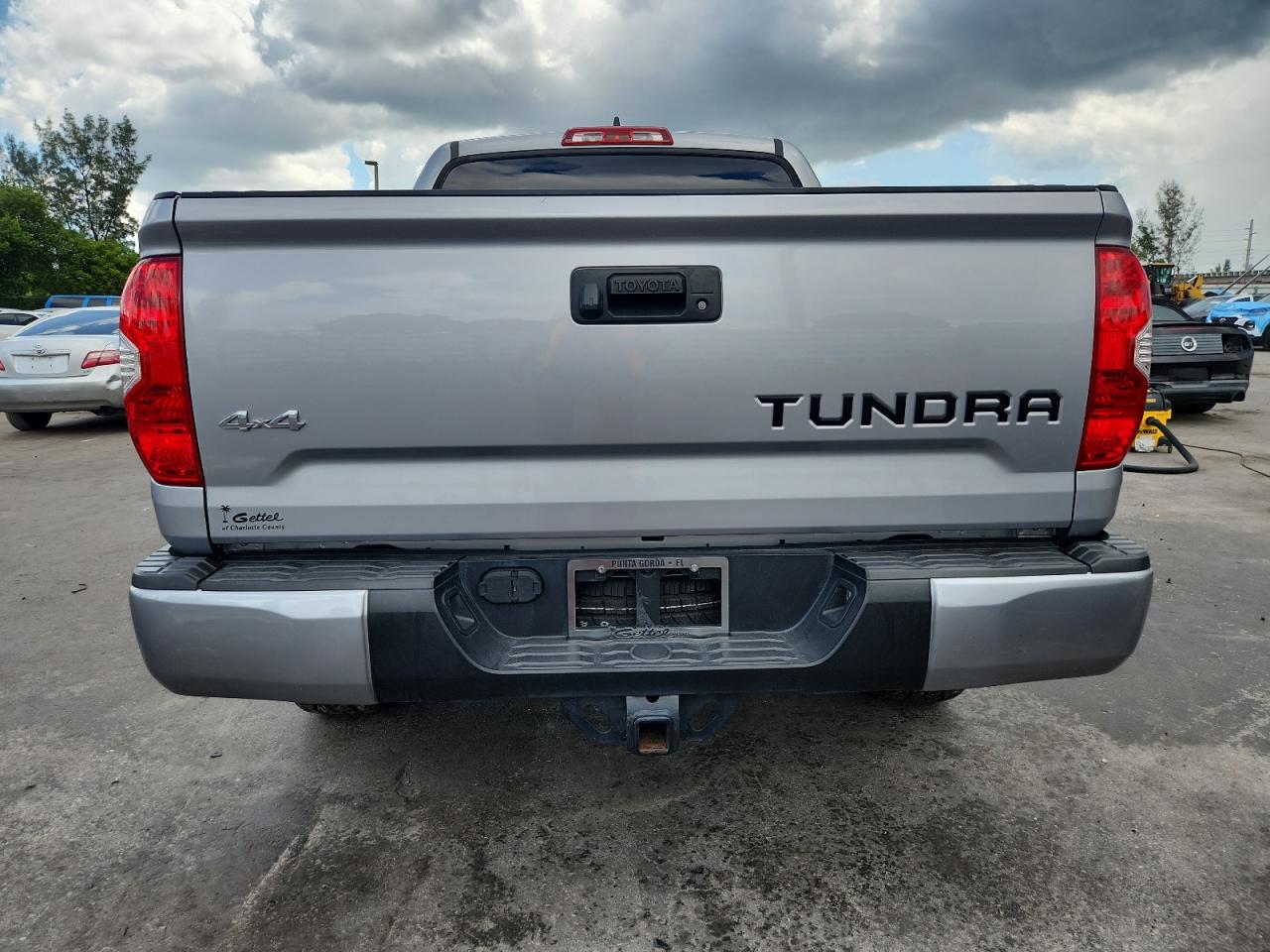 TOYOTA TUNDRA CREWMAX SR5