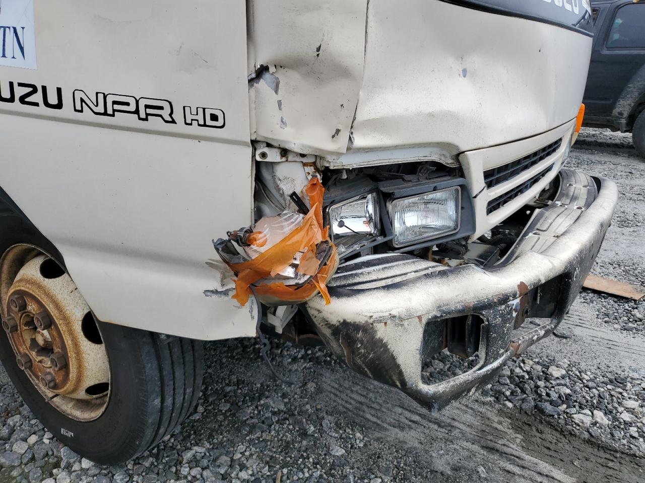 Lot #3291414132 2002 ISUZU NPR