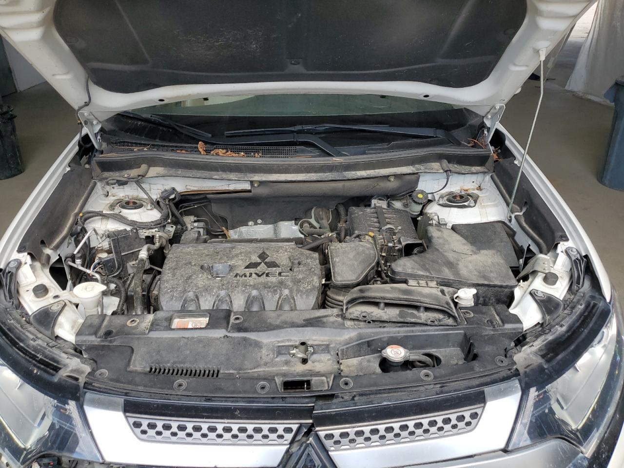 MITSUBISHI OUTLANDER SE