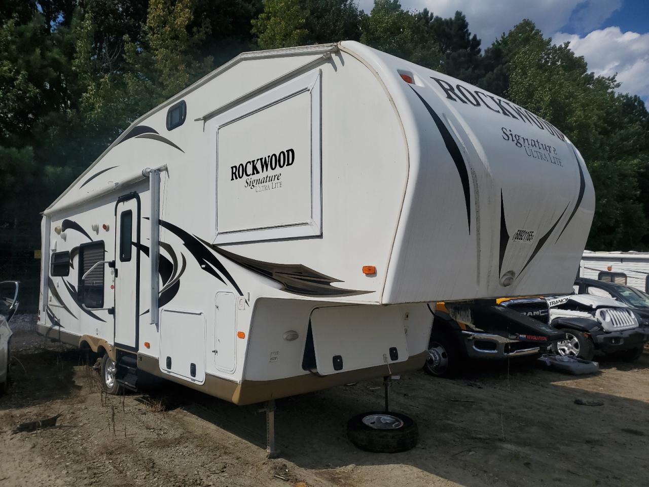 Lot #3301815398 2013 ROCKWOOD ULTRA V