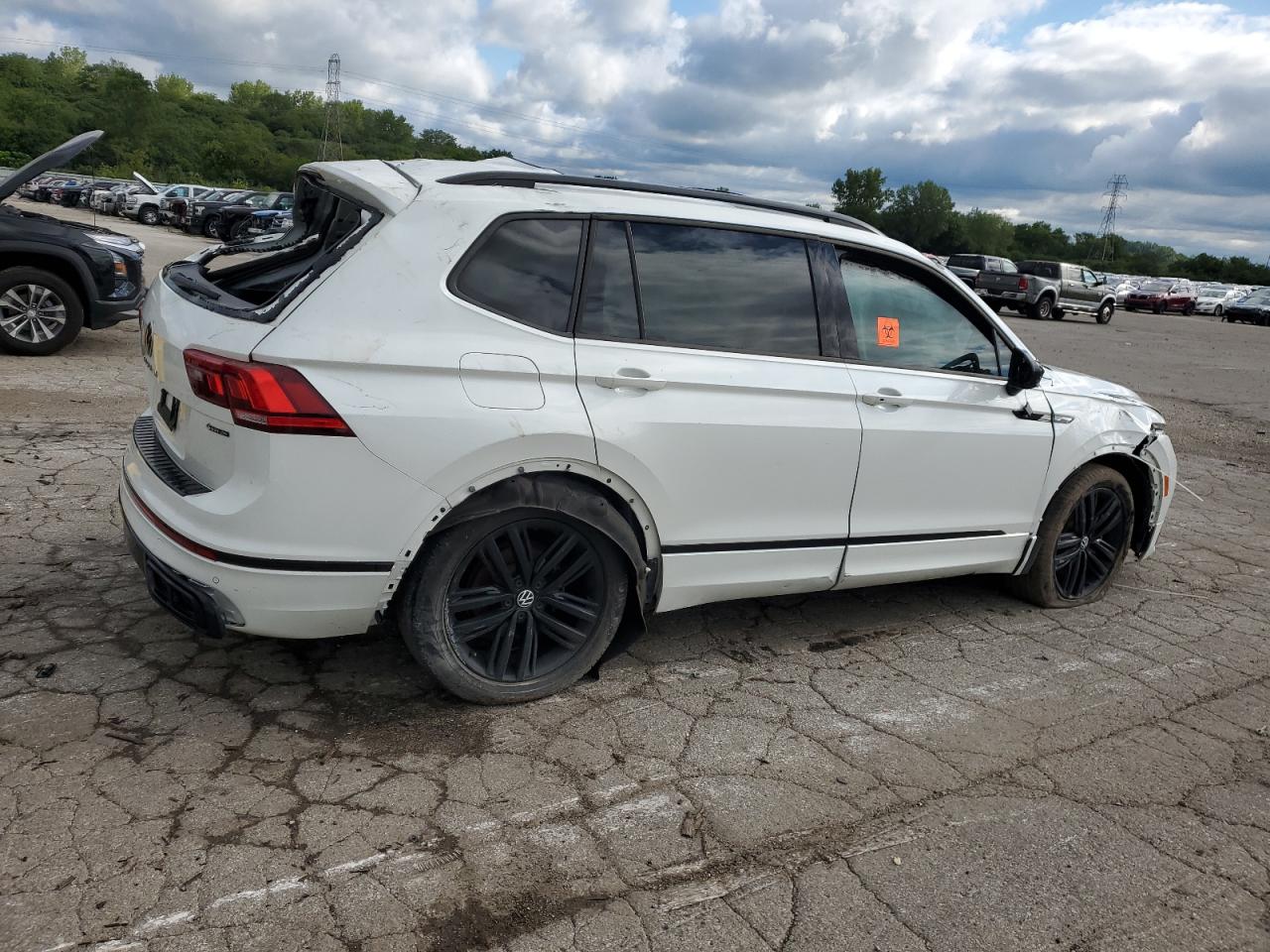 VOLKSWAGEN TIGUAN SE R-LINE BLACK