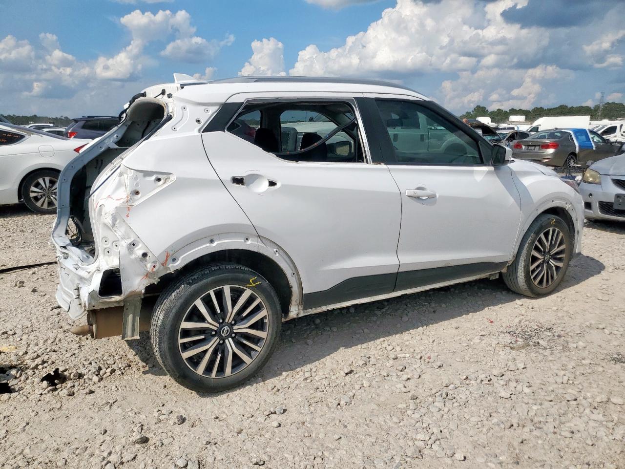NISSAN KICKS SV
