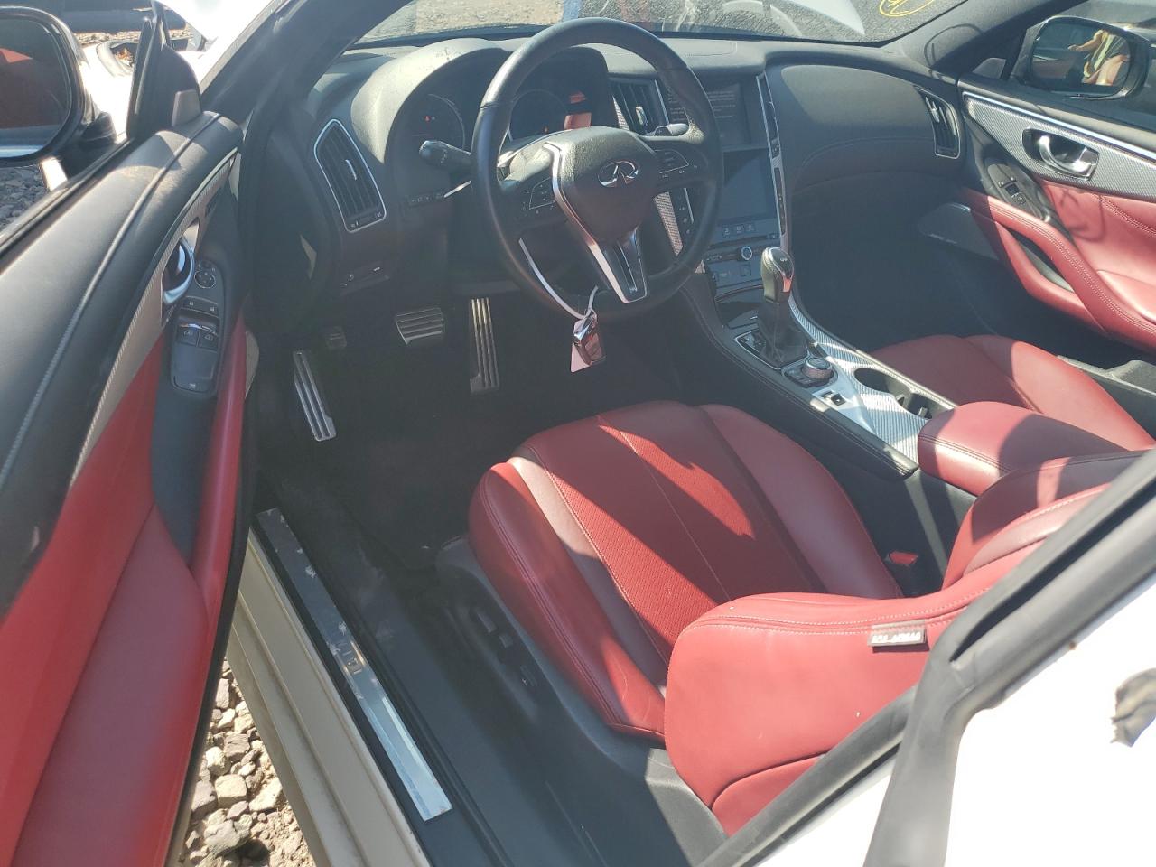 INFINITI Q60 LUXE 300