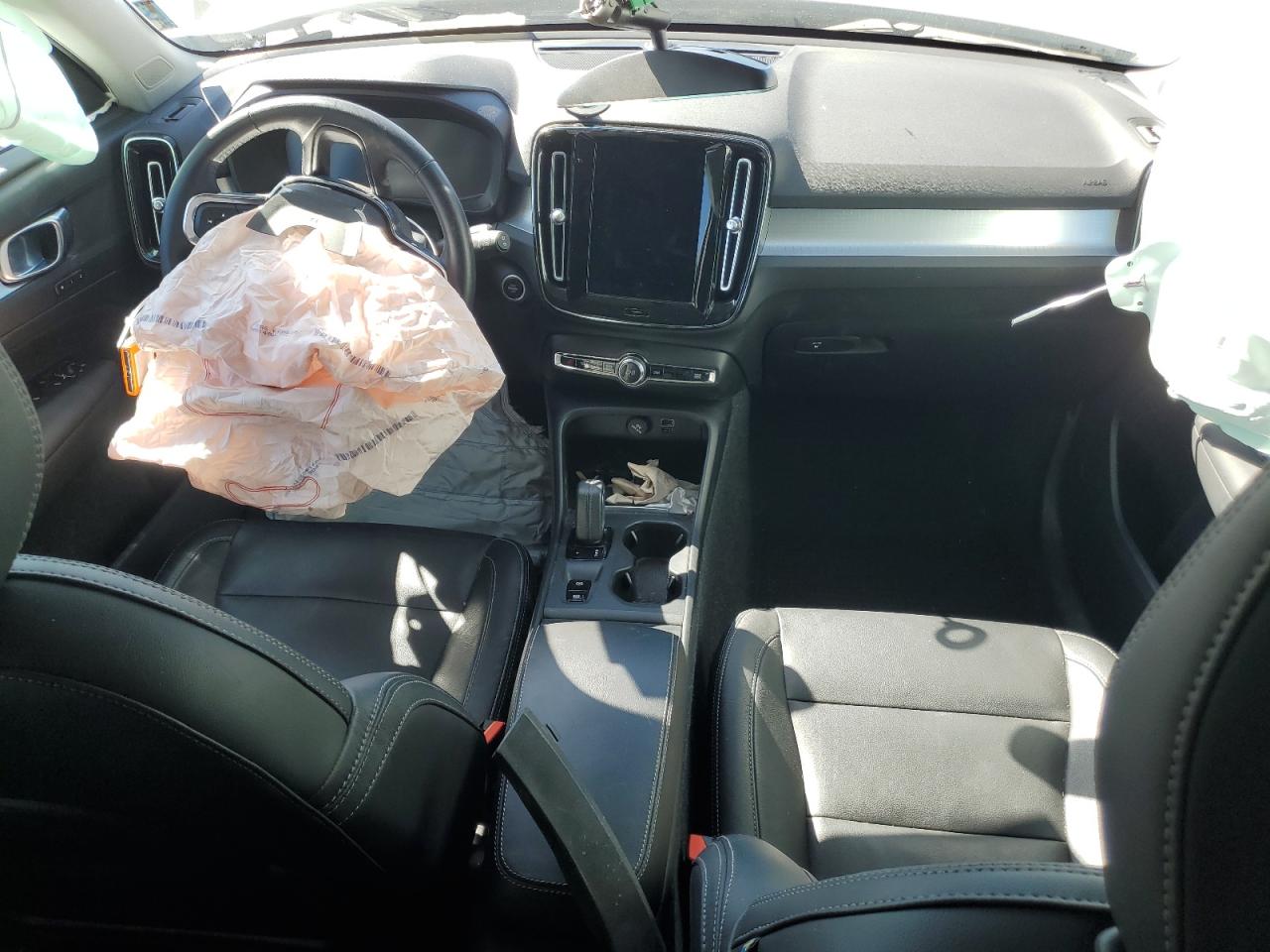 VOLVO XC40 T5 MOMENTUM