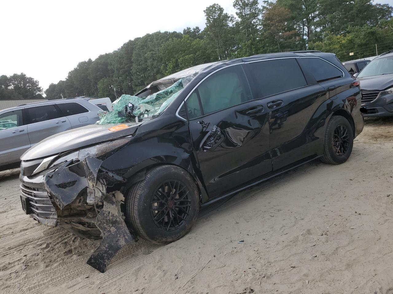  Salvage Toyota Sienna