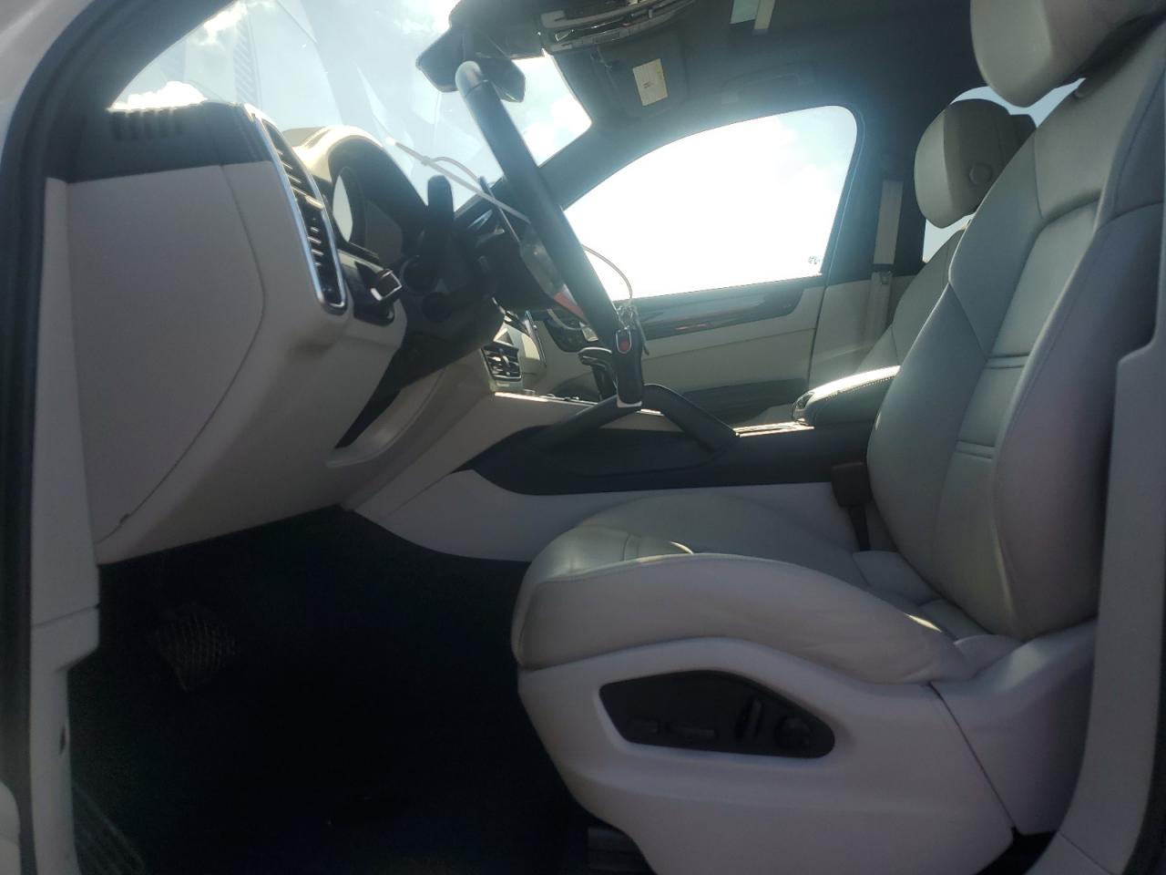 PORSCHE CAYENNE BASE