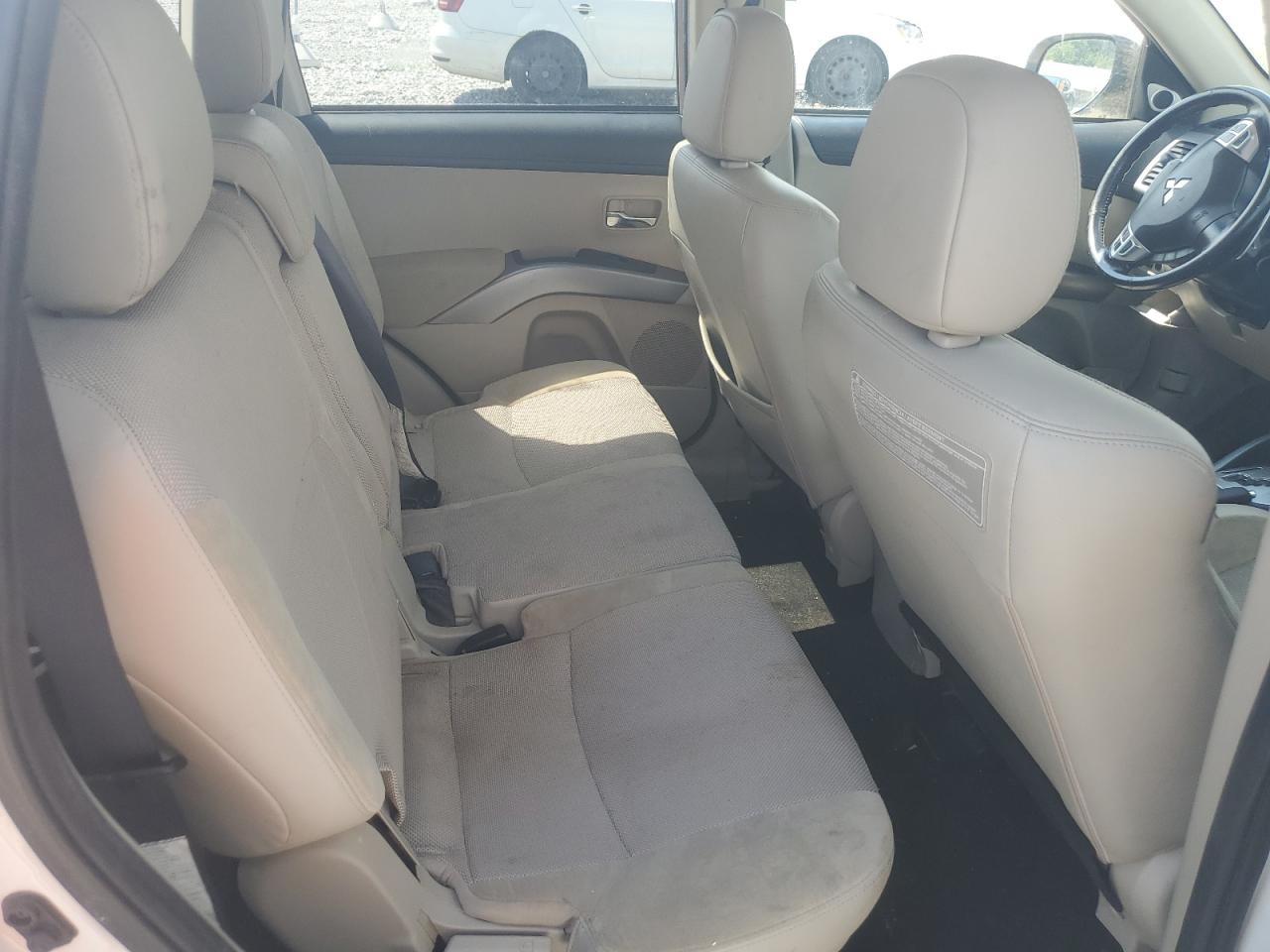 MITSUBISHI OUTLANDER SE