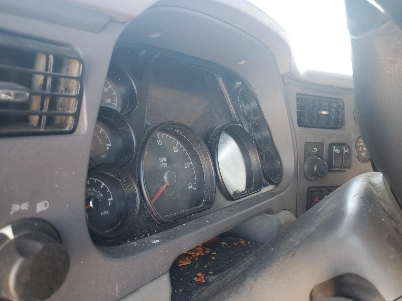 Lot #3237143976 2016 PETERBILT 567