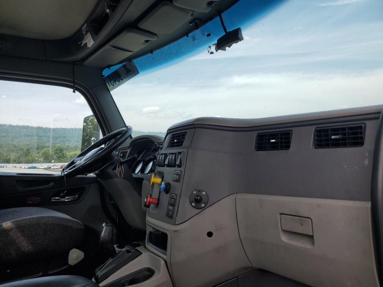 Lot #3221786267 2016 PETERBILT TRACTOR 579