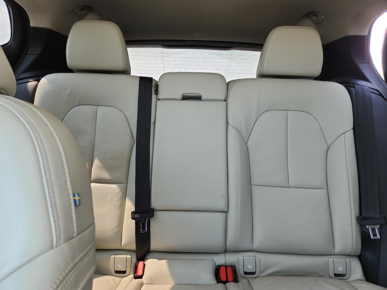 VOLVO XC40 T5 MOMENTUM