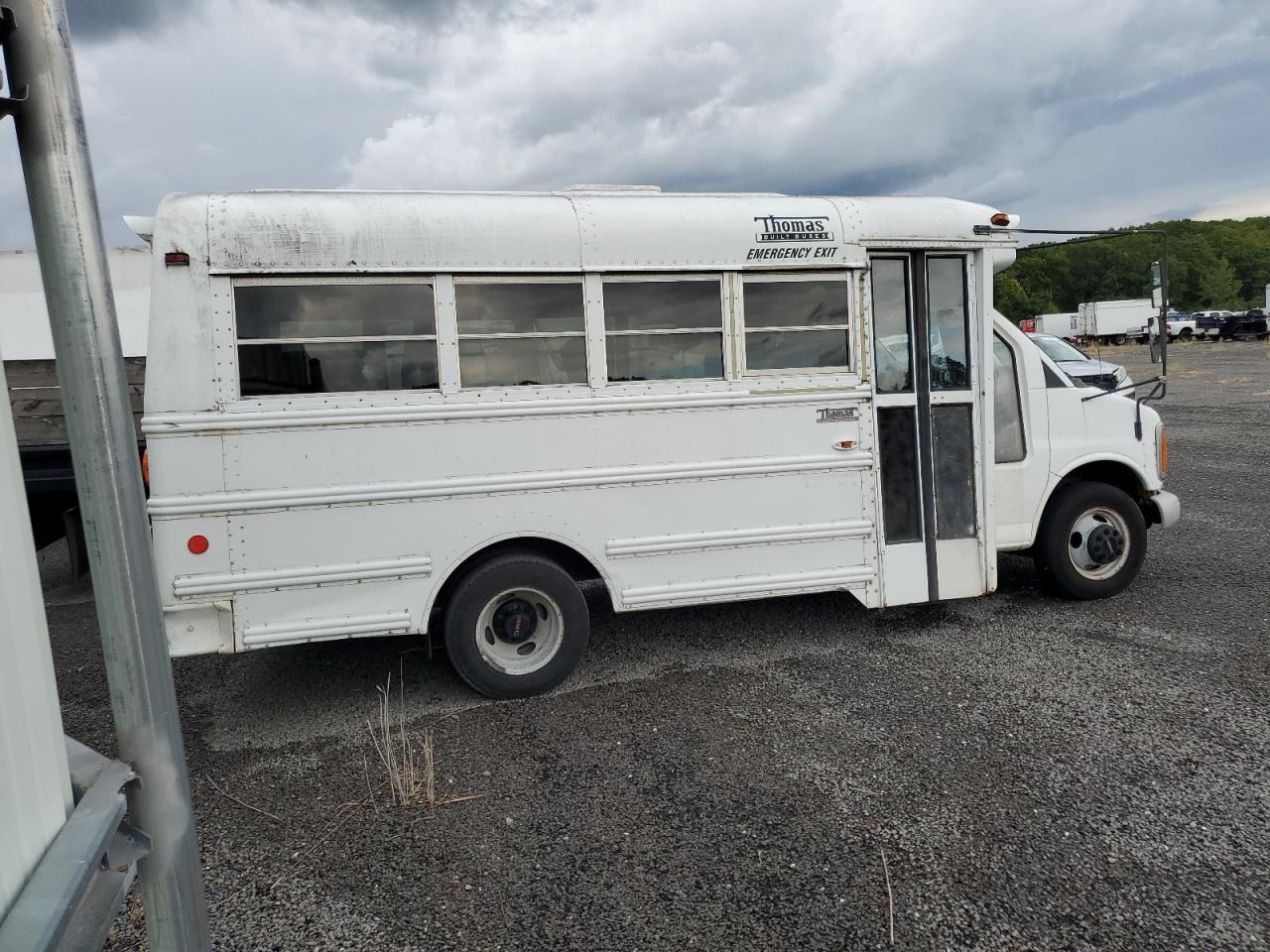 Lot #3291295468 2000 GMC SAVANA CUT