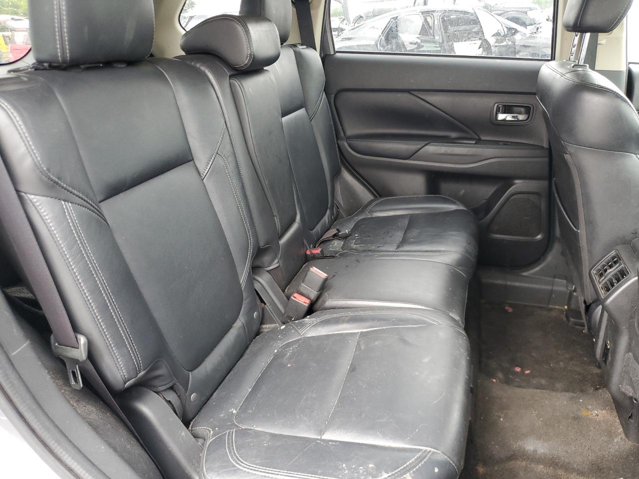 MITSUBISHI OUTLANDER SE