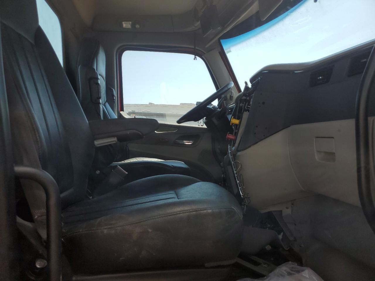 Lot #3315558782 2020 PETERBILT 567