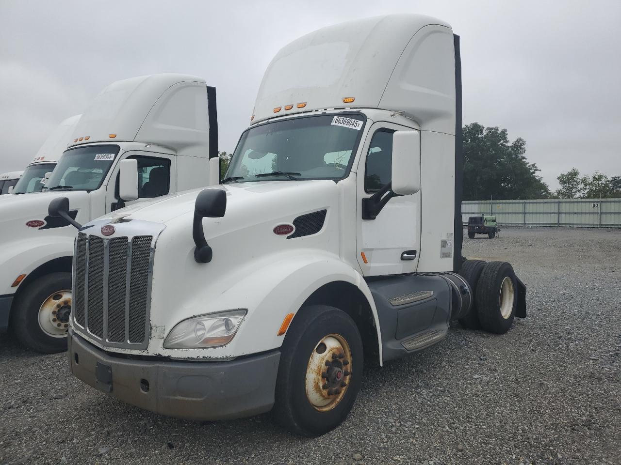 Lot #3221786267 2016 PETERBILT TRACTOR 579