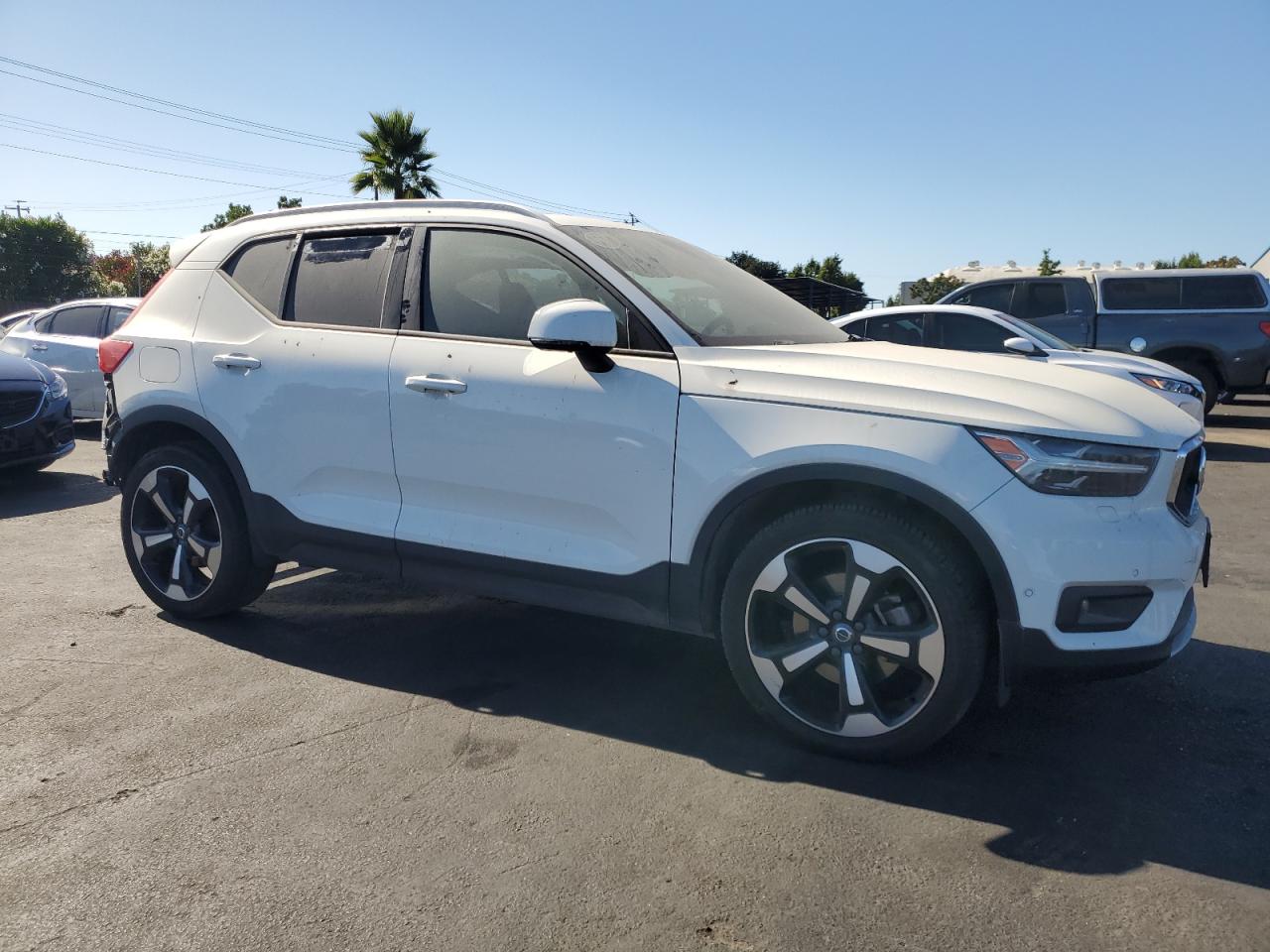 VOLVO XC40 T5 MOMENTUM