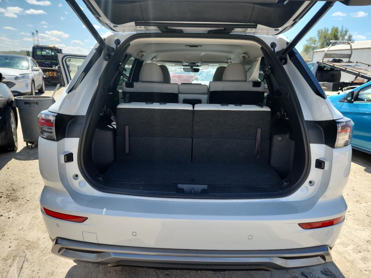 MITSUBISHI OUTLANDER SE