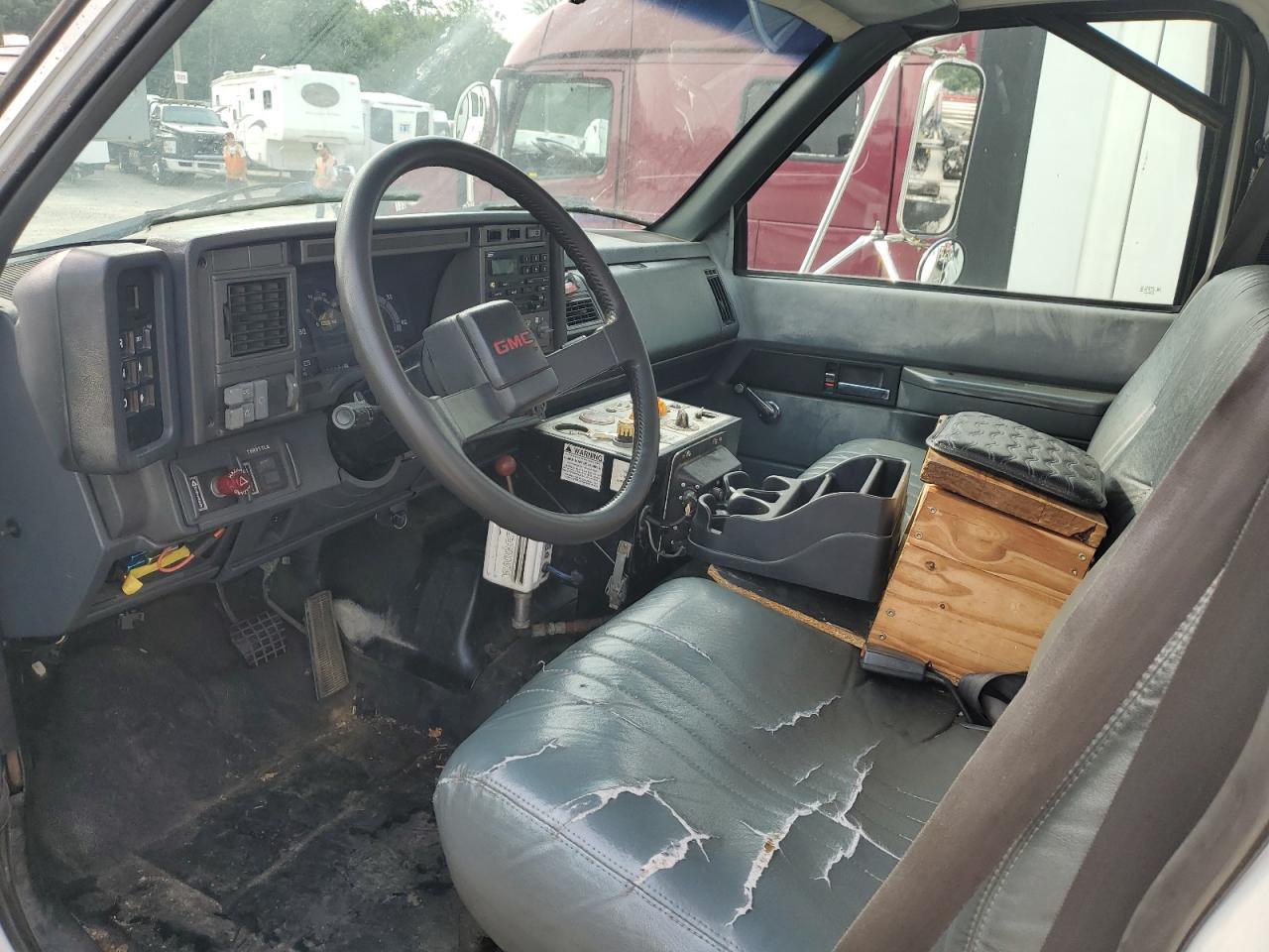 Lot #3266729361 2001 GMC C7