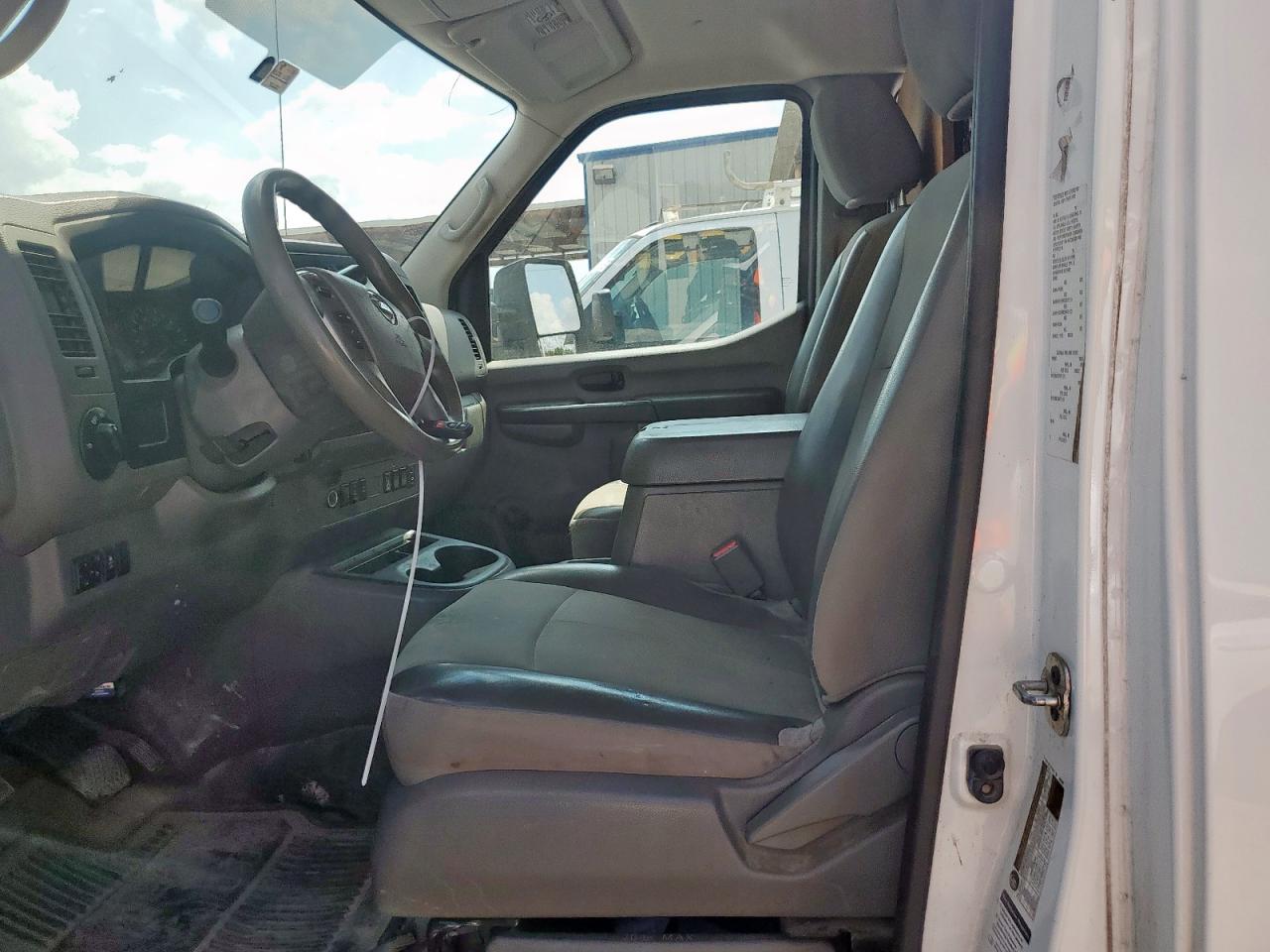 NISSAN NV2500 2500 SV