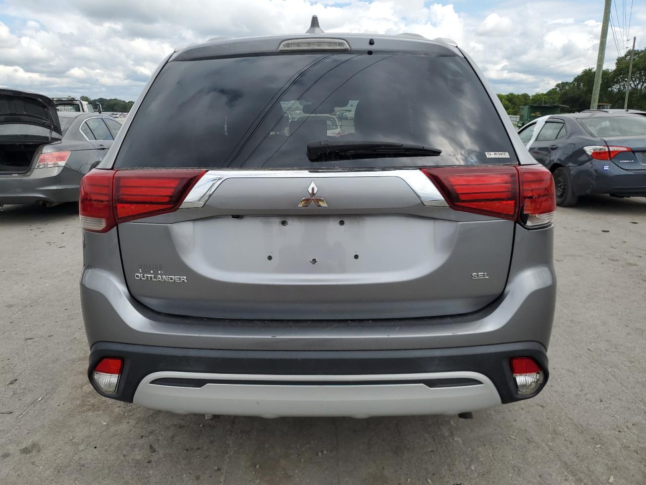 MITSUBISHI OUTLANDER SE