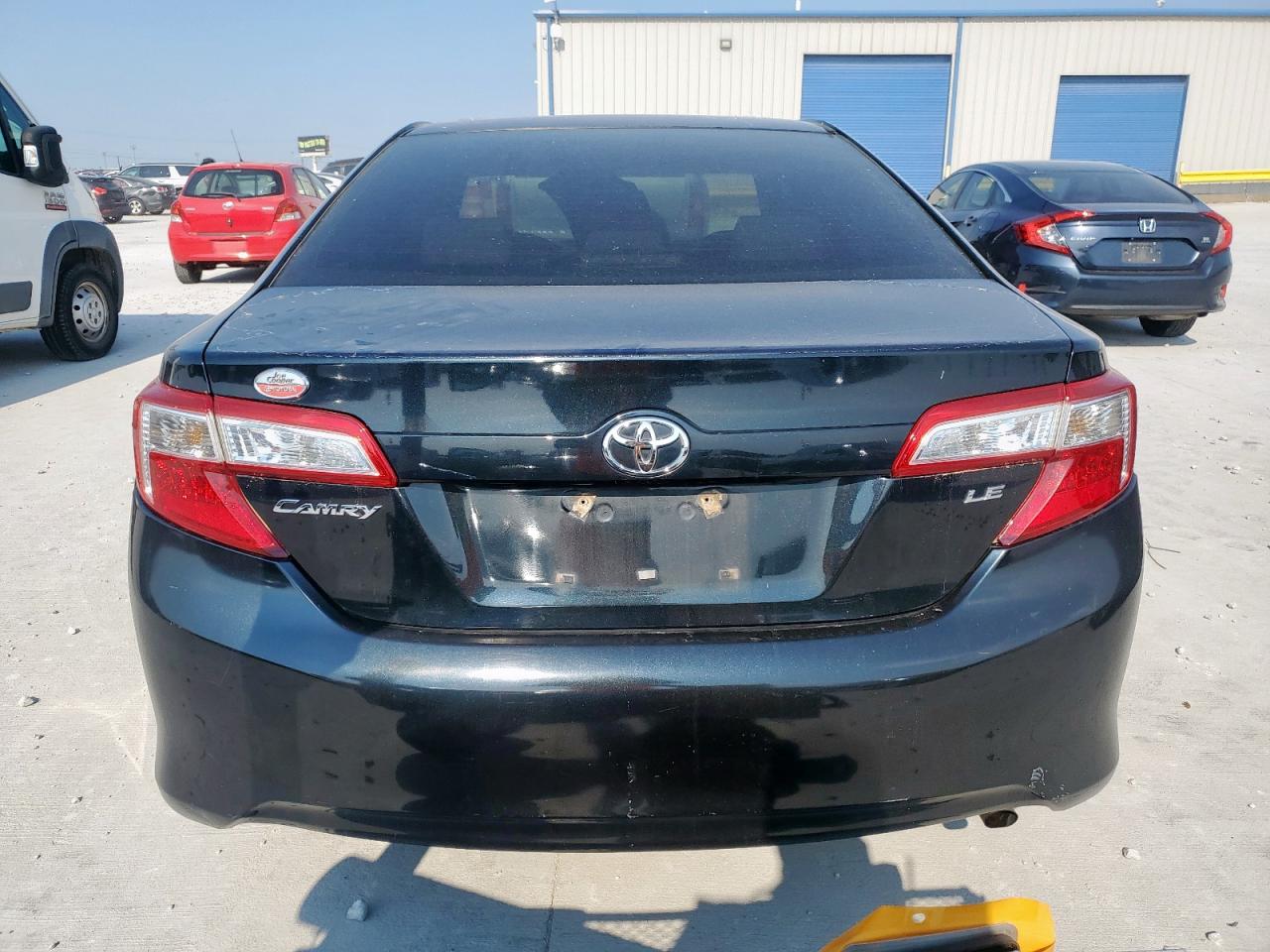 TOYOTA CAMRY BASE