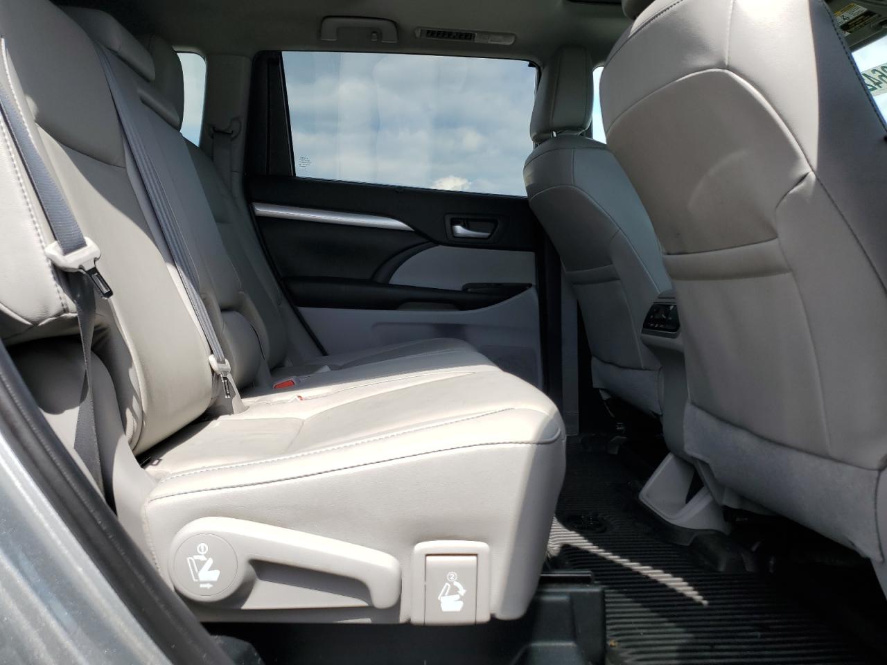 TOYOTA HIGHLANDER SE