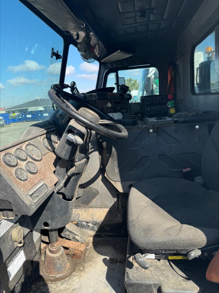 Lot #3241007707 2014 PETERBILT 320