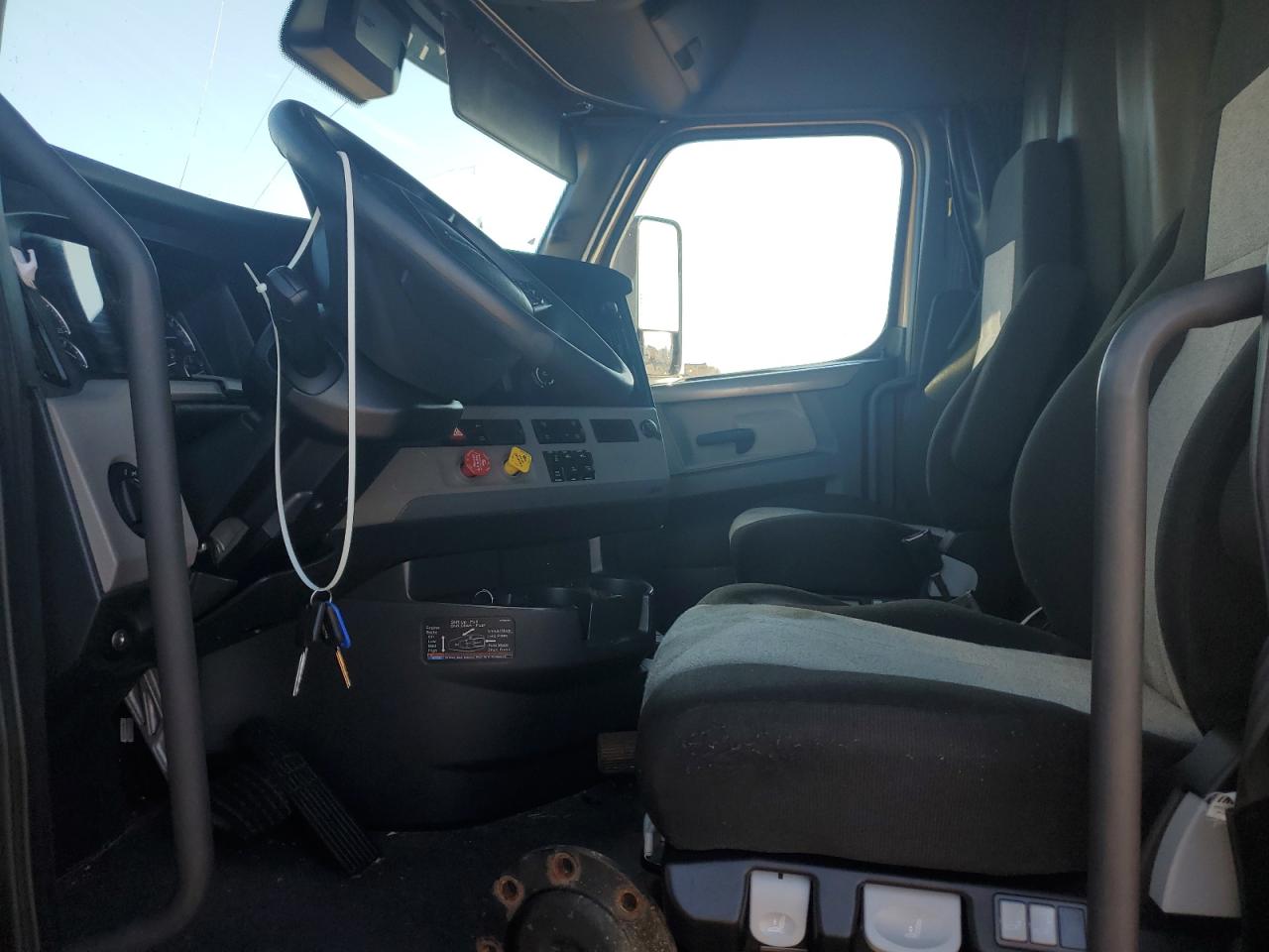 Lot #3298191037 2021 FREIGHTLINER CASCADIA 1