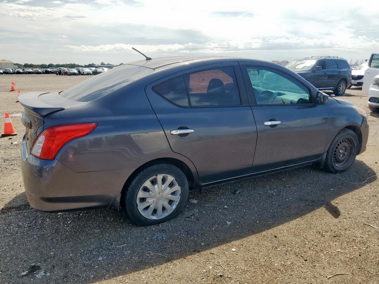 NISSAN VERSA S