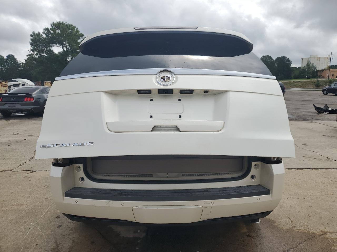CADILLAC ESCALADE LUXURY