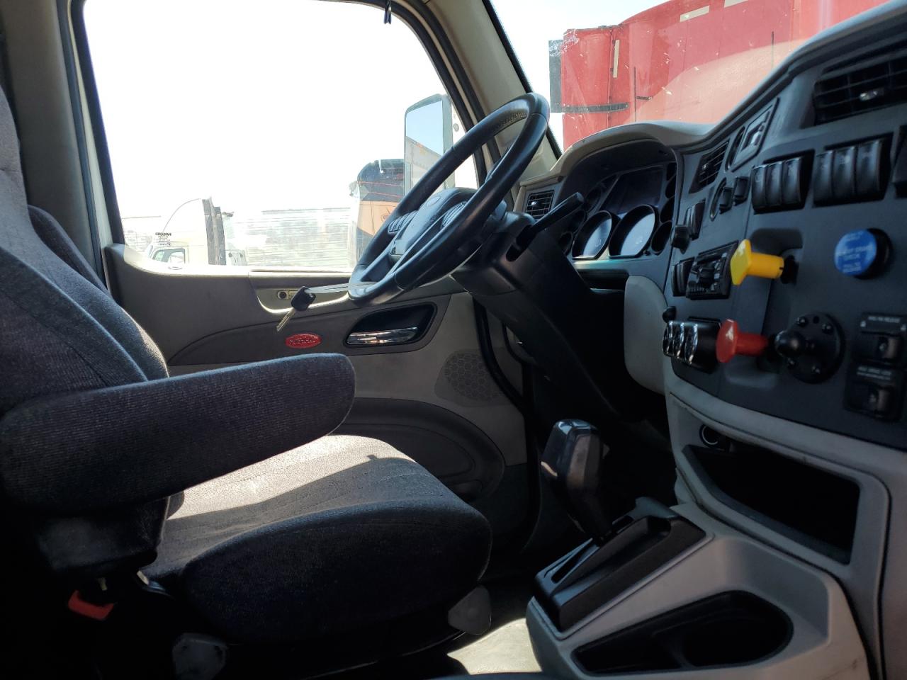 Lot #3261214933 2018 PETERBILT TRACTOR 579