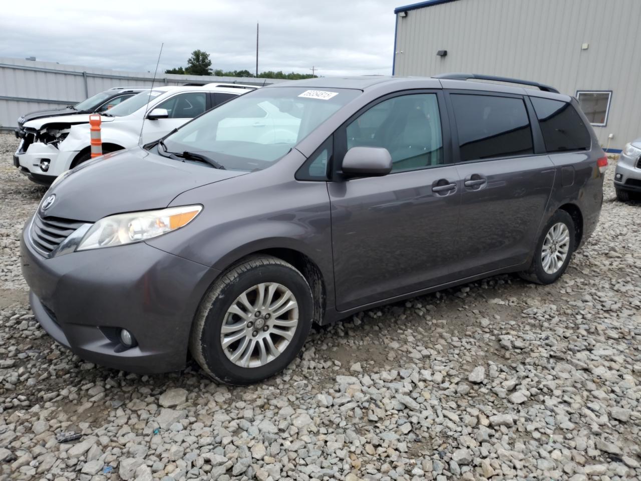 TOYOTA SIENNA XLE