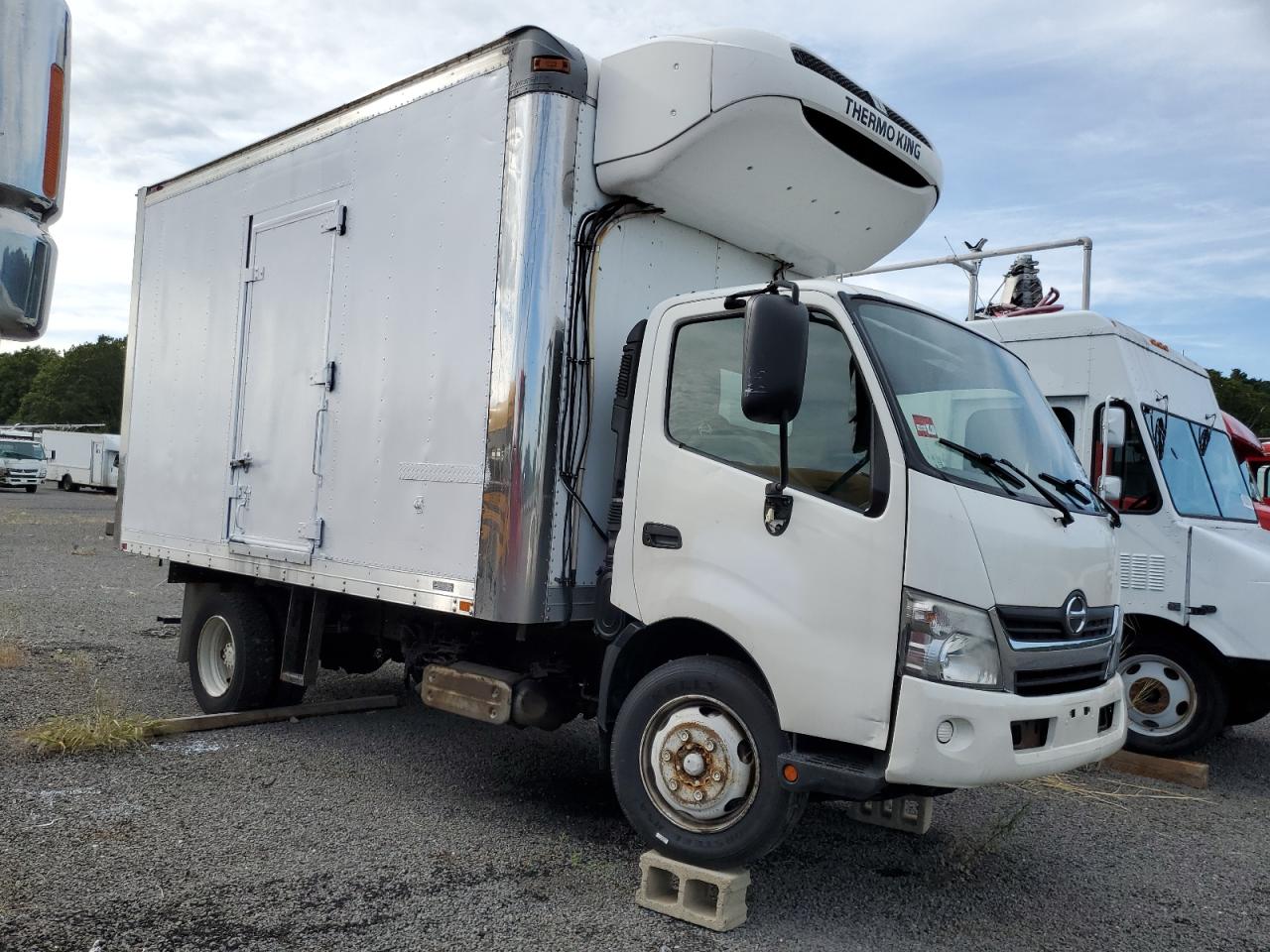 Lot #3240108481 2014 HINO 195