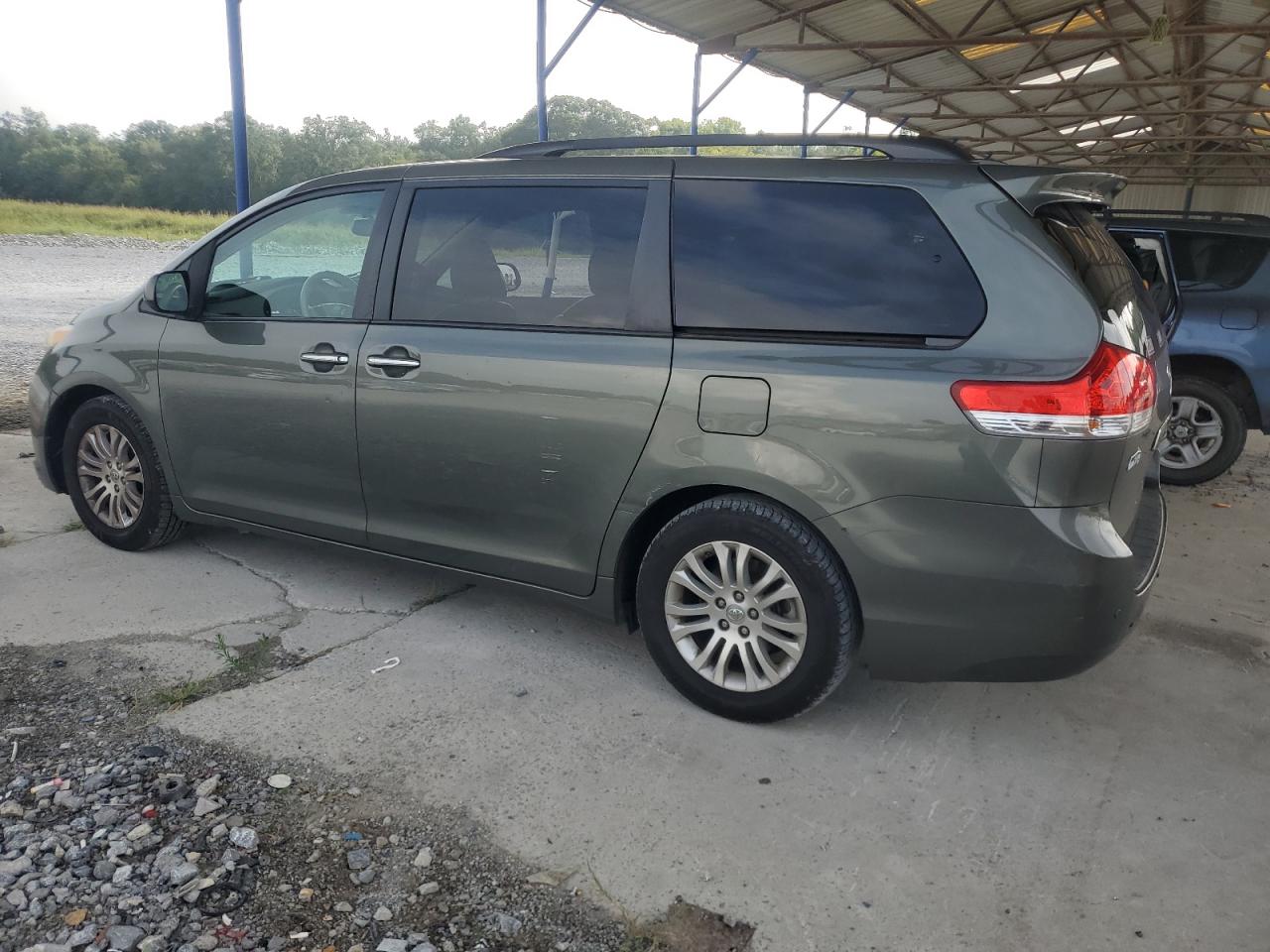 TOYOTA SIENNA XLE