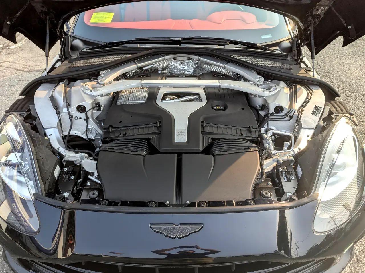 ASTON MARTIN DBX 707