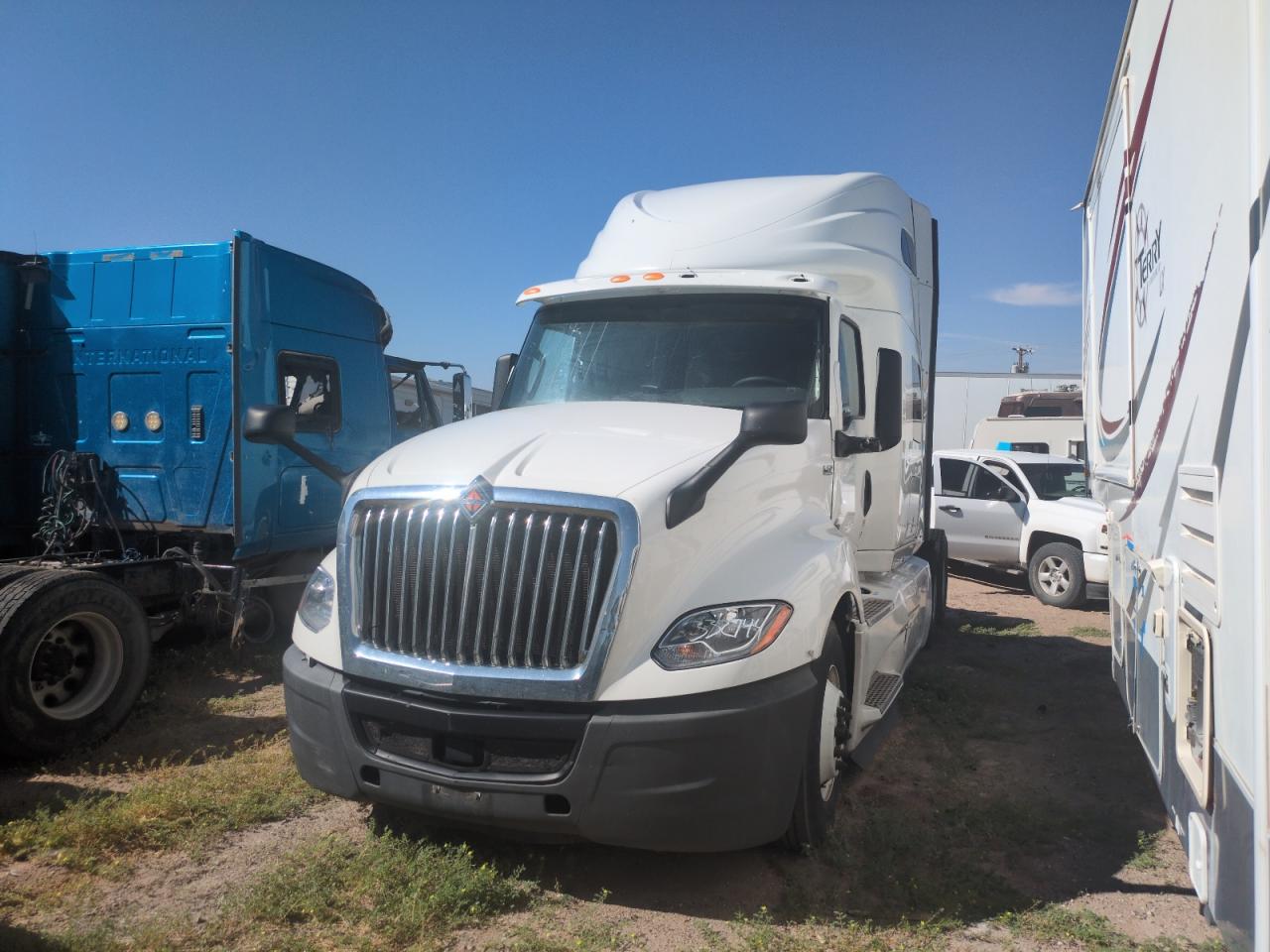 Lot #3310524083 2019 INTERNATIONAL LT625