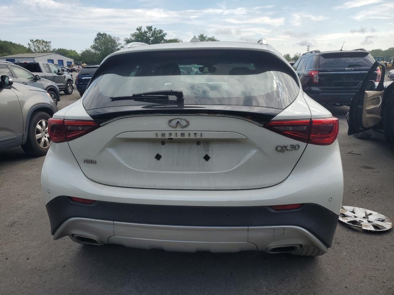 INFINITI QX30 BASE