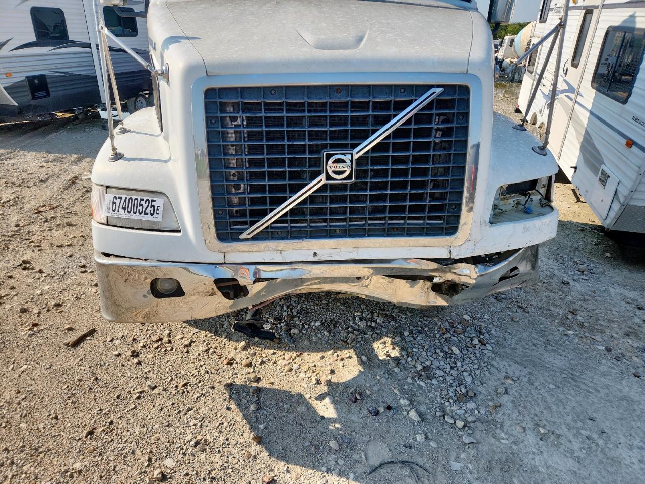 Lot #3274643785 2014 VOLVO VN VNM