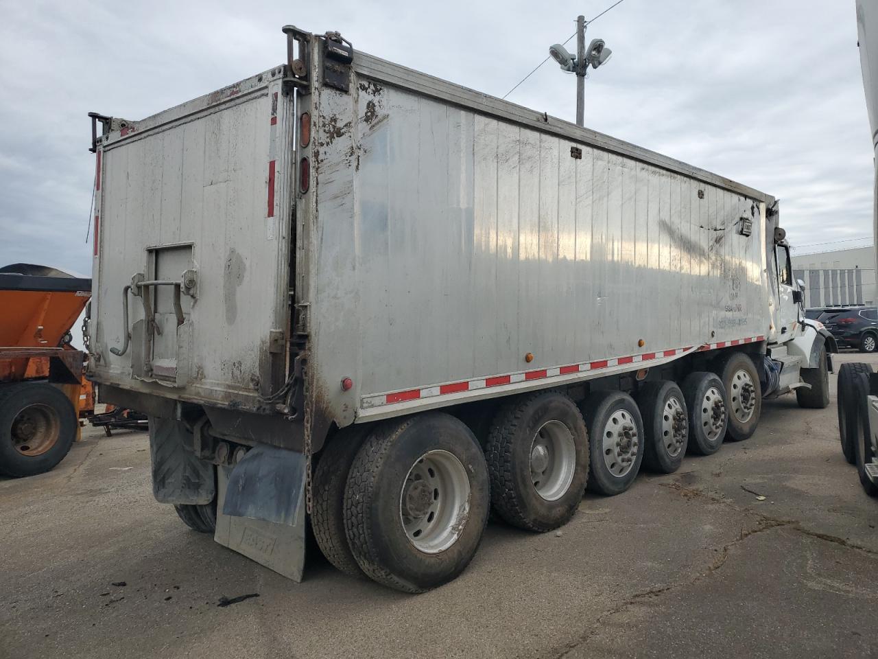 Lot #3237143976 2016 PETERBILT 567