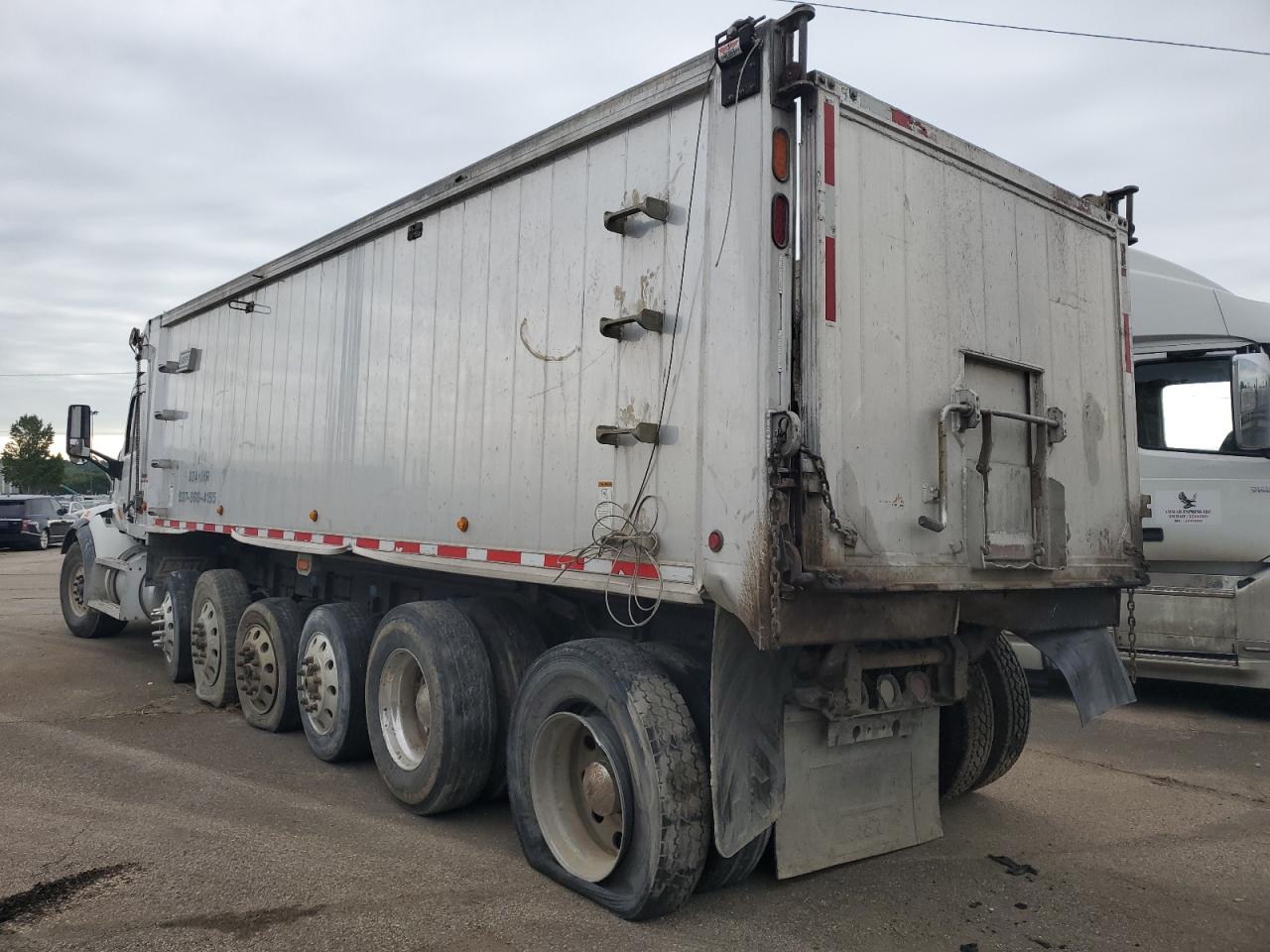 Lot #3237143976 2016 PETERBILT 567