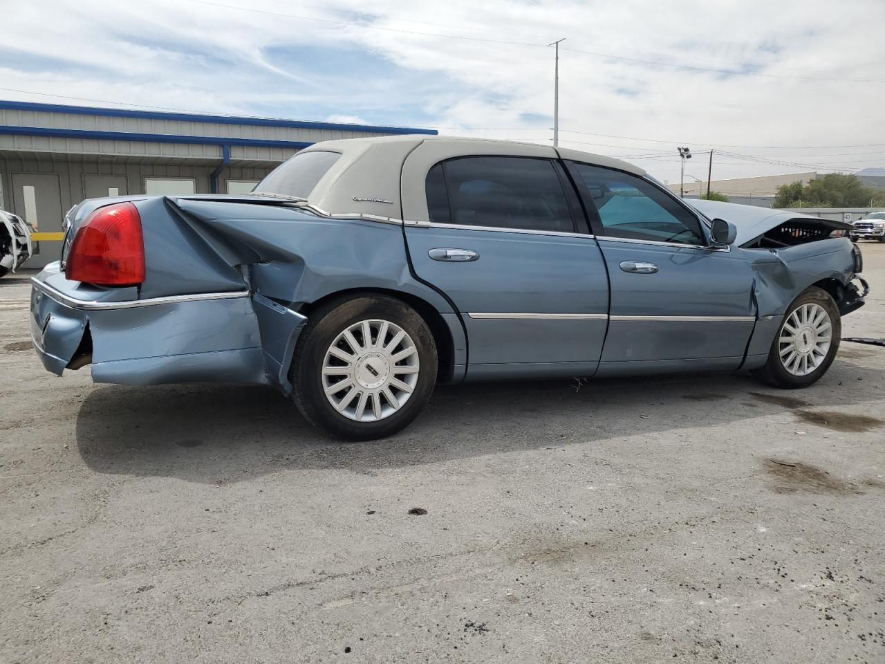 Lot #3282685281 2004 LINCOLN TOWN CAR U